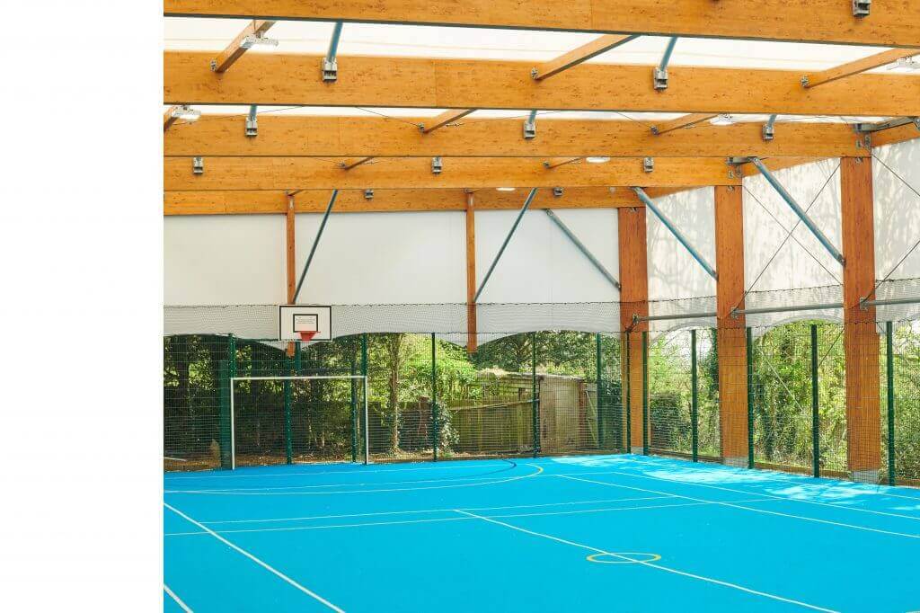 Charpente bois et façades textiles - préau sportif Hertford (UK)