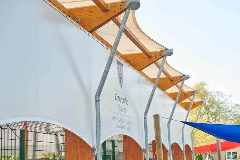 Couverture et façades textiles - préau sportif de Hertford (UK)