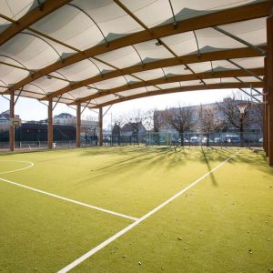 Préau sportif avec membrane textile