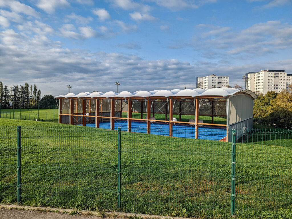 Préau sportif en bois et membrane textile
