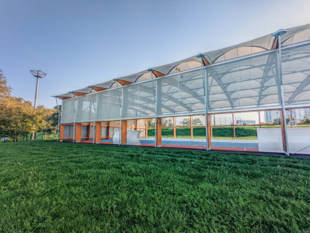 Préosport avec couverture et façades textiles