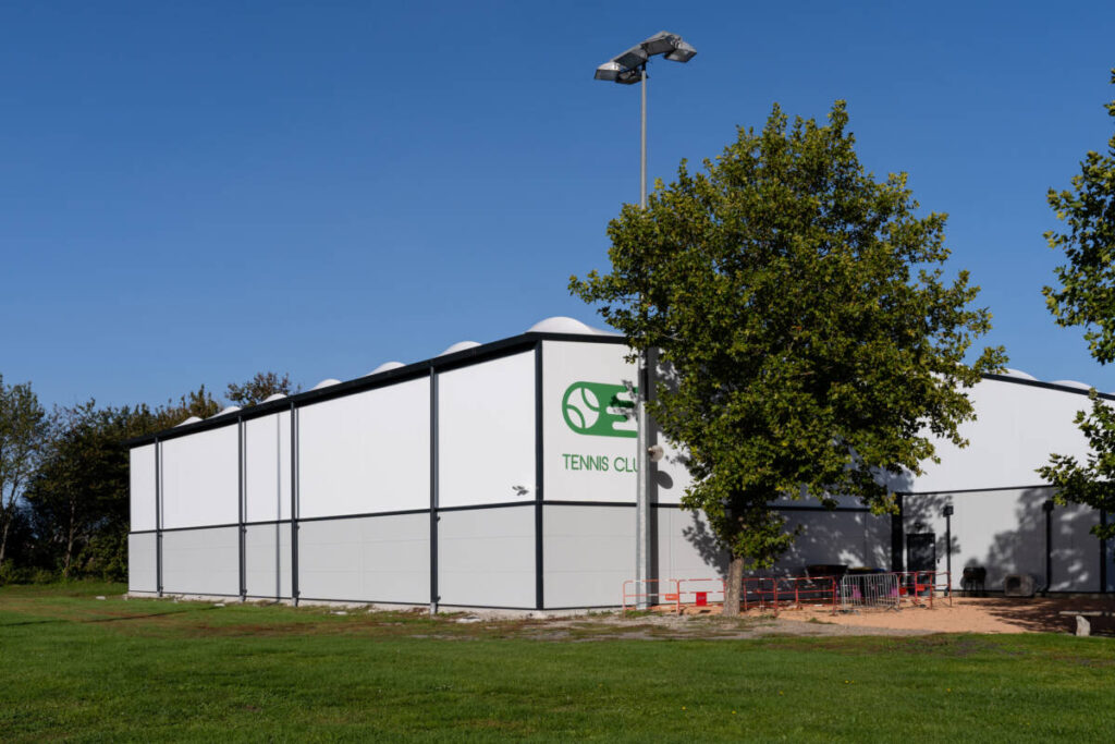 construction of a tennis hall in wood and textile membrane in Ennezat (France)