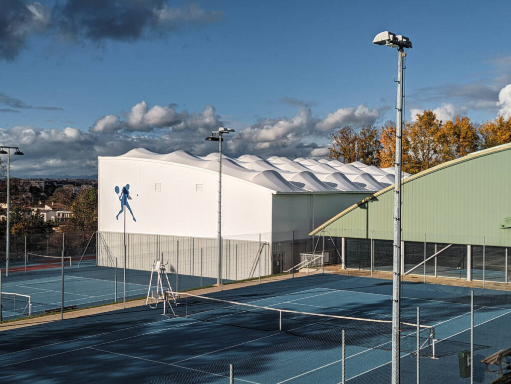 Construction of a tennis hall in Ste Foy Les Lyons (France)