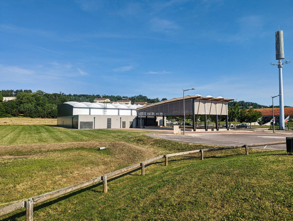 Building of a boulodrome and a tennis hall in Saint-Genis-Laval, France