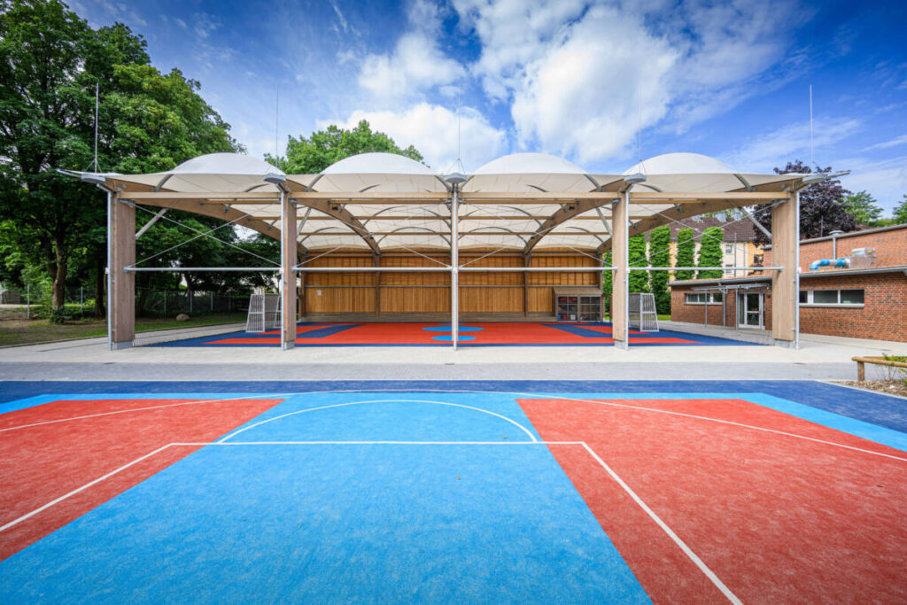 Construction of a multi-sports arena in a school playground in Hamburg (Germany), the third to be built by SMC2!