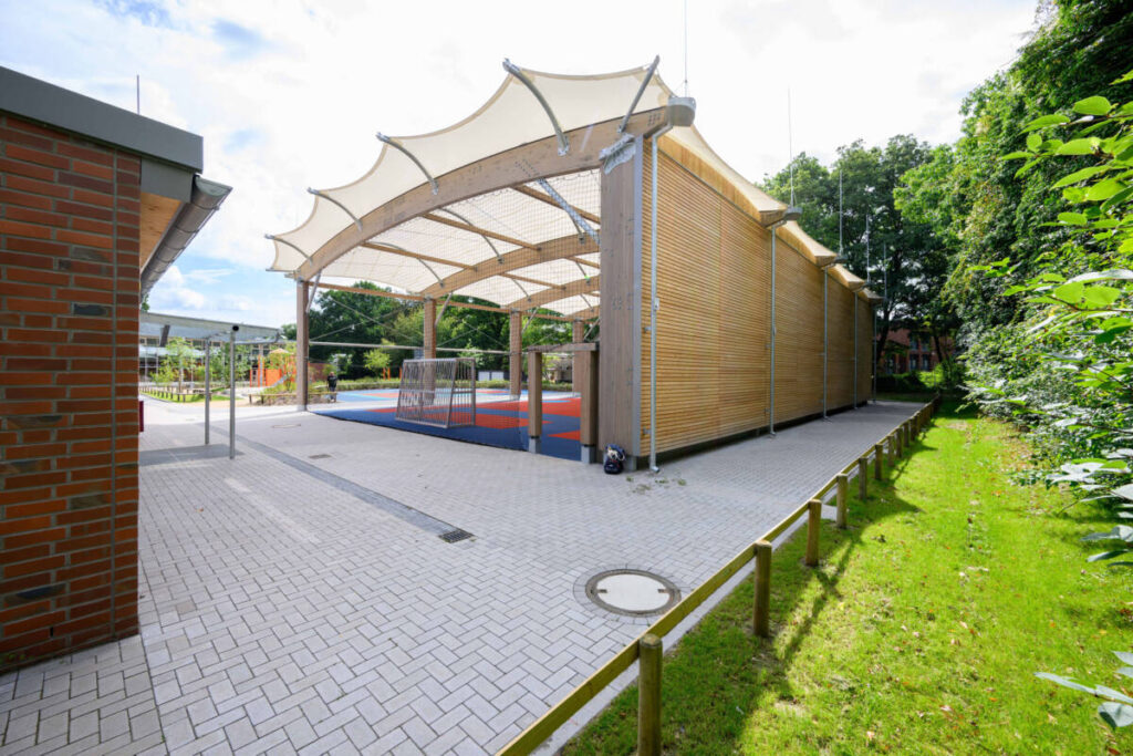 Construction of a multi-sports arena in a school playground in Hamburg (Germany), the third to be built by SMC2!