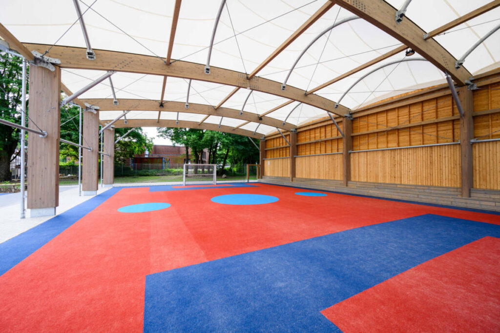 Construction of a multi-sports arena in a school playground in Hamburg (Germany), the third to be built by SMC2!