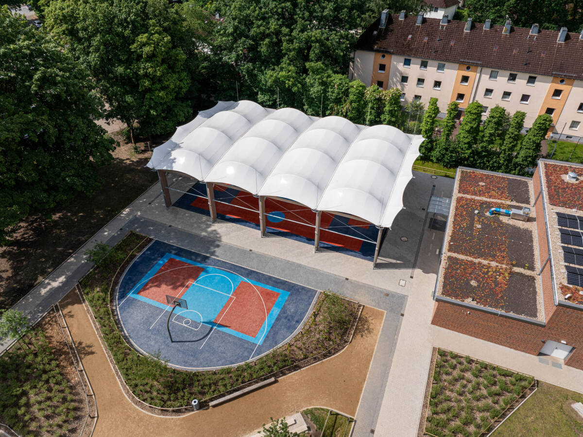 Construction of a multi-sports arena in a school playground in Hamburg (Germany), the third to be built by SMC2!