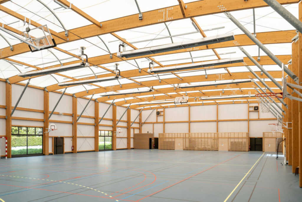 SMC2 built the Riom sports complex, comprising a gymnasium, dojo and changing rooms, with a mixed structure and textile membrane roofing.