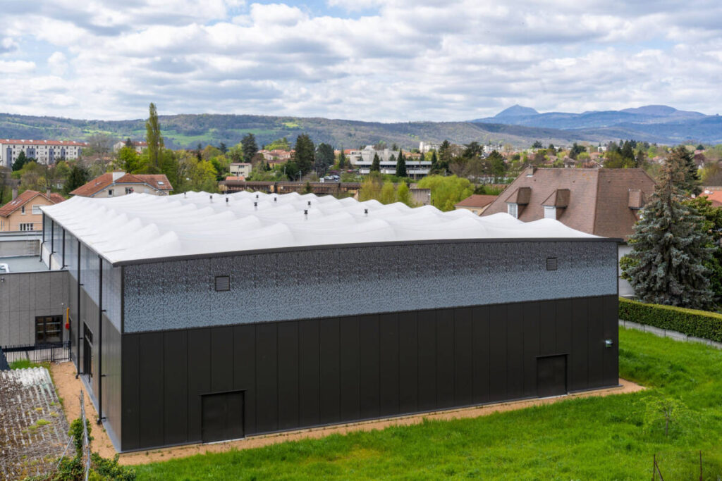 SMC2 built the Riom sports complex, comprising a gymnasium, dojo and changing rooms, with a mixed structure and textile membrane roofing.