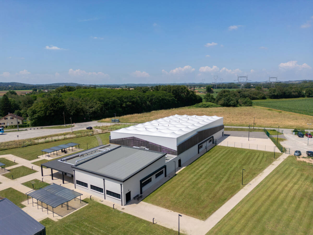 Construction of a 1,757 m² gymnasium and dojo with changing rooms, covered by a textile membrane mounted on a mixed structure.