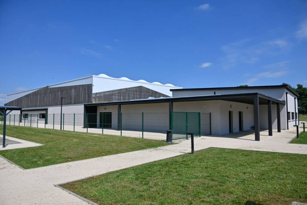 Construction of a 1,757 m² gymnasium and dojo with changing rooms, covered by a textile membrane mounted on a mixed structure.