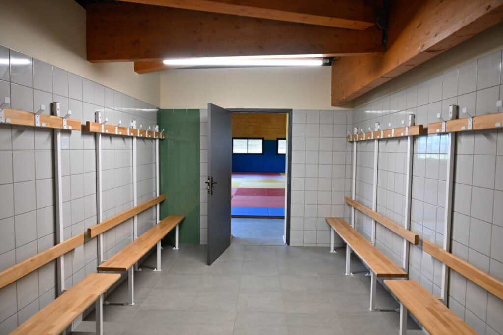 Construction of a 1,757 m² gymnasium and dojo with changing rooms, covered by a textile membrane mounted on a mixed structure.