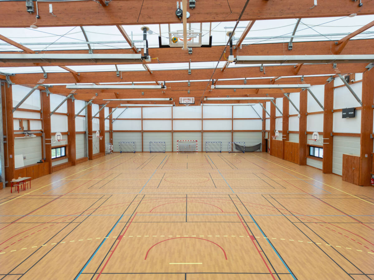 Construction of a 1,757 m² gymnasium and dojo with changing rooms, covered by a textile membrane mounted on a mixed structure.