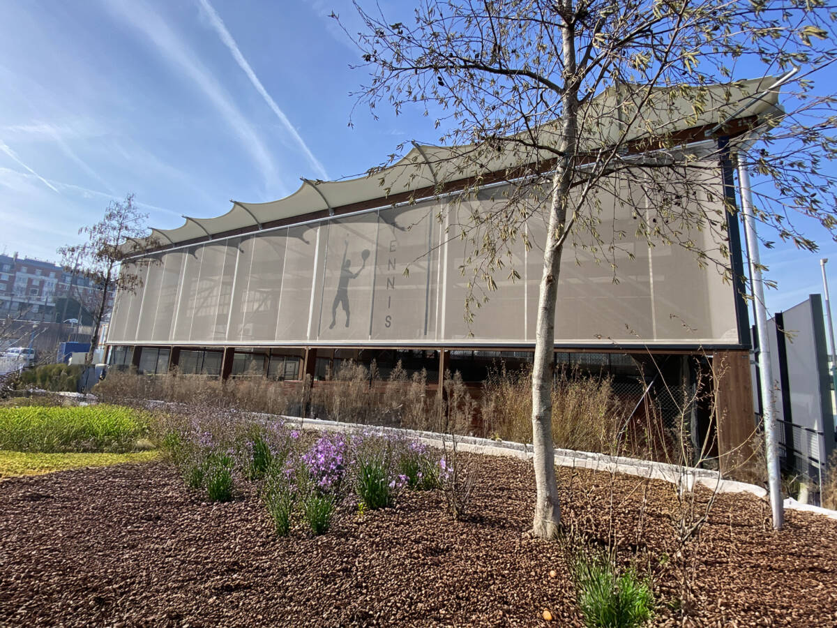 Construction of a three-court tennis hall at the Max Rousié sports center in Paris.
