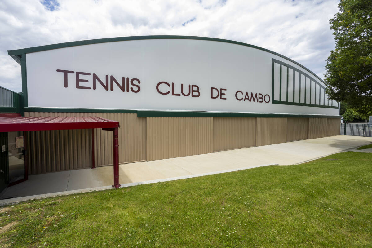 Construction of a double tennis hall in Cambo-les-bains using textile roofing and a mixed wood and steel structure.