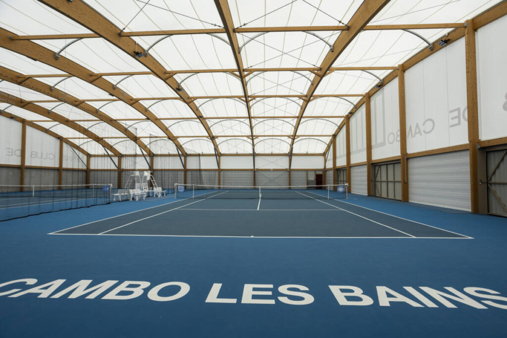 Construction of a double tennis hall in Cambo-les-bains using textile roofing and a mixed wood and steel structure.