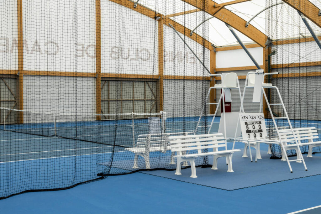 Construction of a double tennis hall in Cambo-les-bains using textile roofing and a mixed wood and steel structure.