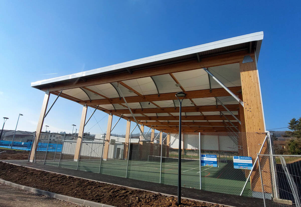 SMC2 is building a pre-sport facility as well as a dance hall and clubhouse in Lucenay with a photovoltaic panel roof.