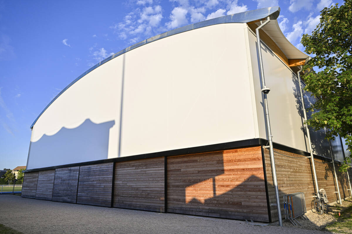 Construction of a beach hall of a 1 059 m² covered by a textile membrane mounted on a mixed structure at Croissy-sur-seine in France.
