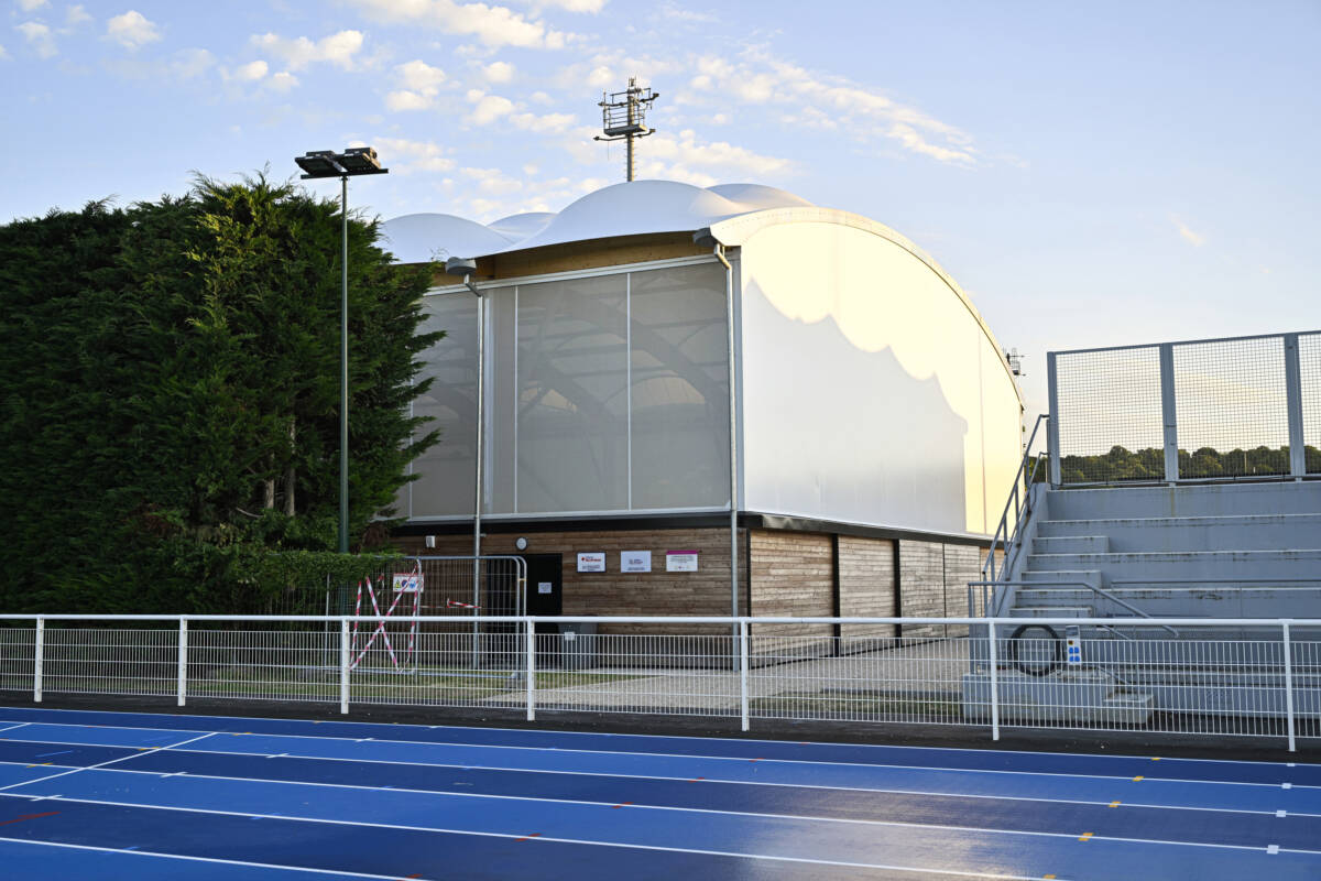 Construction of a beach hall of a 1 059 m² covered by a textile membrane mounted on a mixed structure at Croissy-sur-seine in France.
