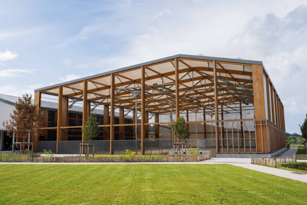 Discover the Houlgate sports canopy, featuring a hybrid structure, textile membrane, and motorized equipment for beach sports.