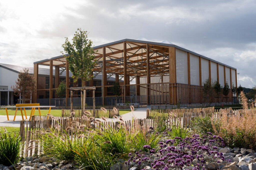 Discover the Houlgate sports canopy, featuring a hybrid structure, textile membrane, and motorized equipment for beach sports.