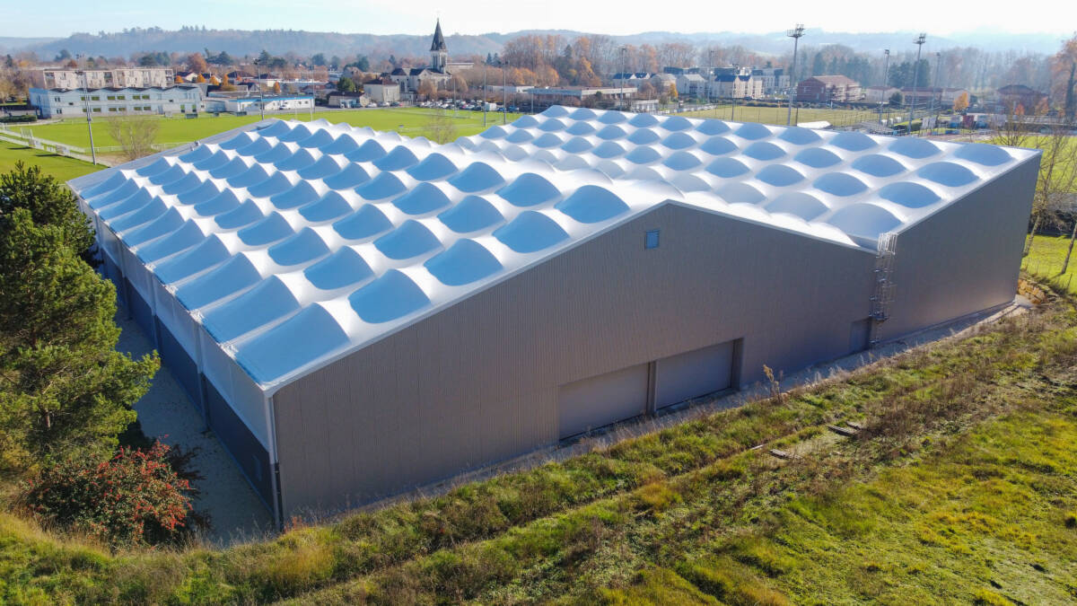 SMC2 carried out the renovation and extension of the departmental tennis centre in Trelissac with a construction of a tennis and padel hall.