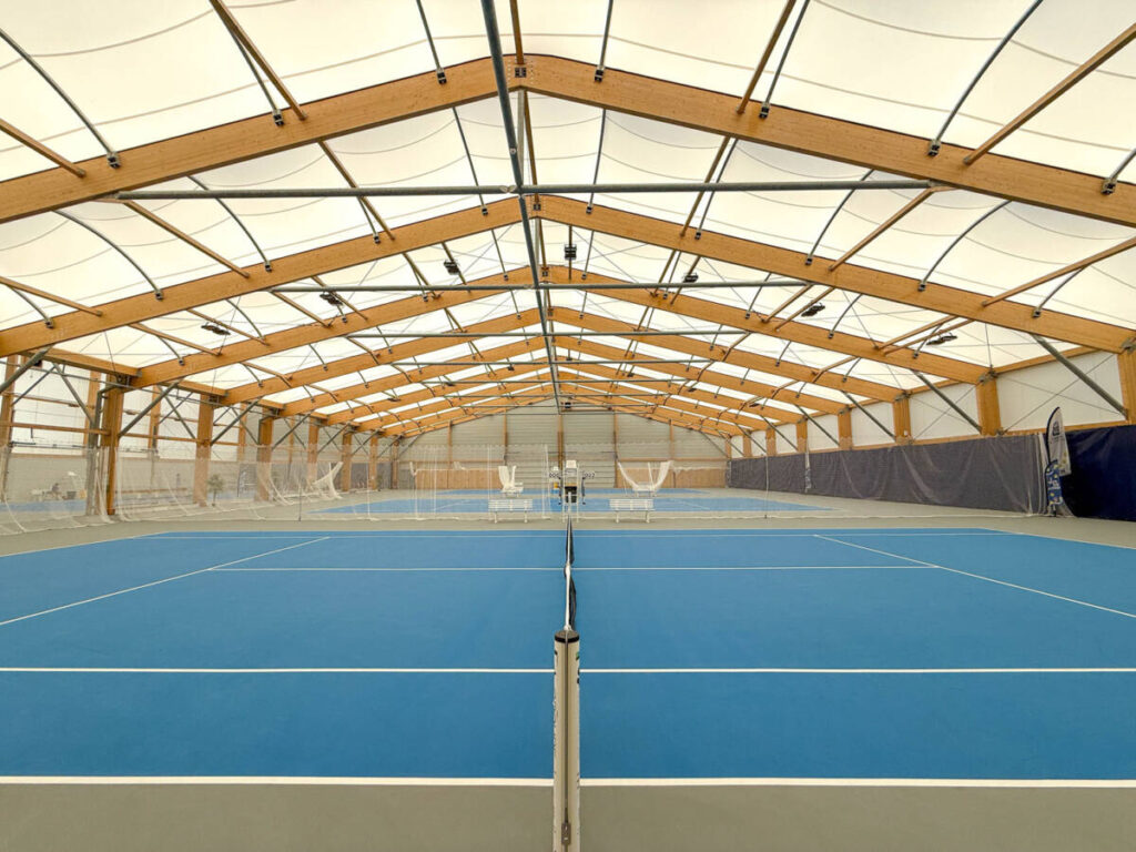 SMC2 designed and built a sports hall in Trélissac with 4 tennis courts and 2 padel courts, combining wood, steel and textile membranes.