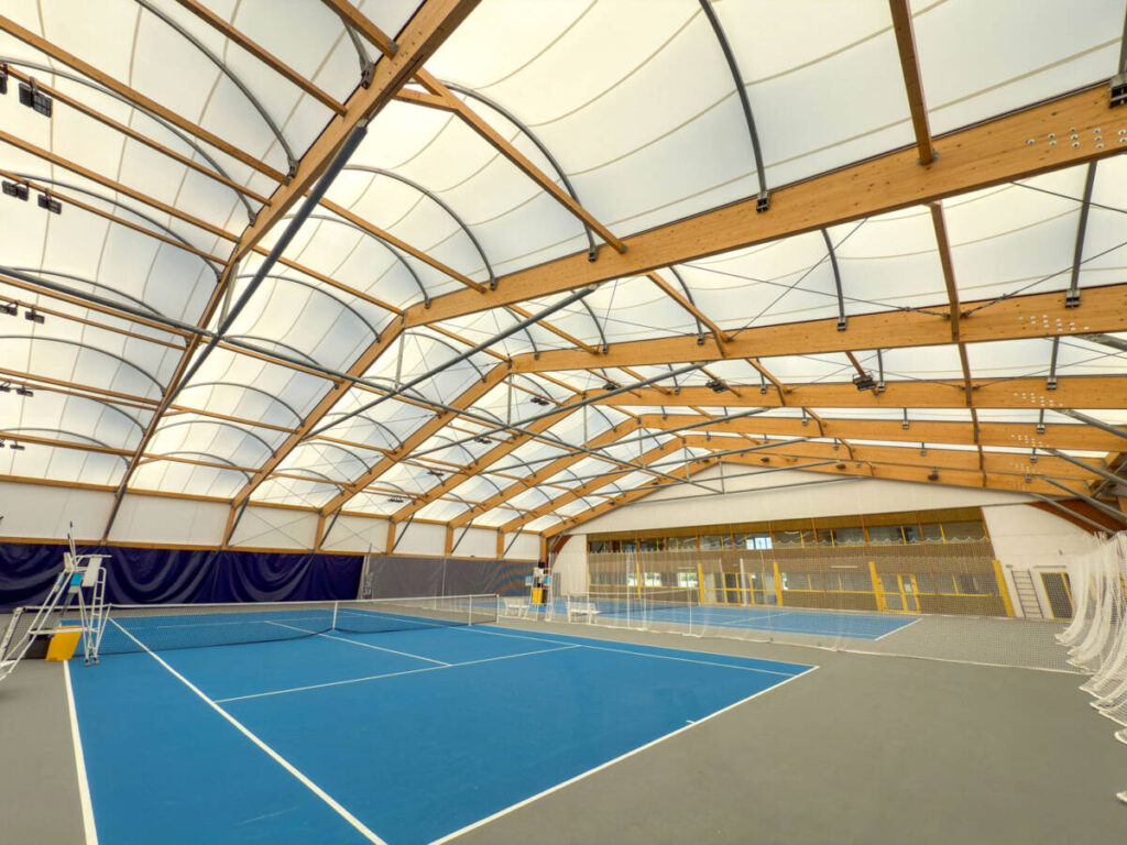SMC2 designed and built a sports hall in Trélissac with 4 tennis courts and 2 padel courts, combining wood, steel and textile membranes.