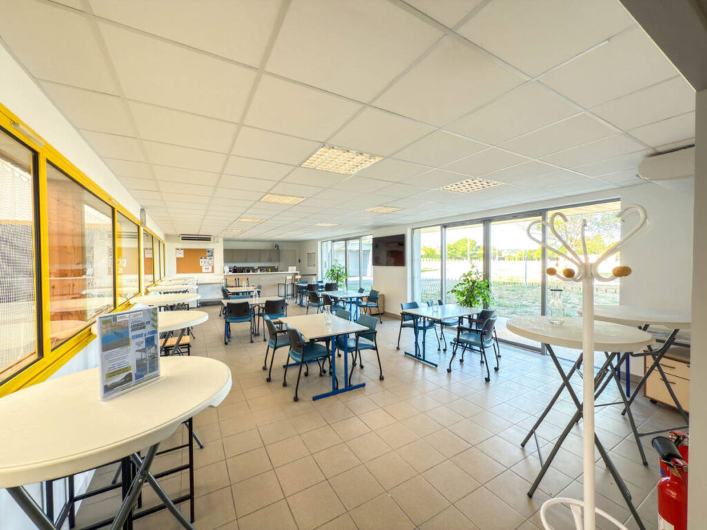 SMC2 designed and built a sports hall in Trélissac with 4 tennis courts and 2 padel courts, combining wood, steel and textile membranes.