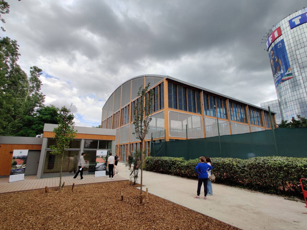 SMC2 built a two-storey sports complex for the Tennis Club de Paris in compliance with French Tennis Federation standards.