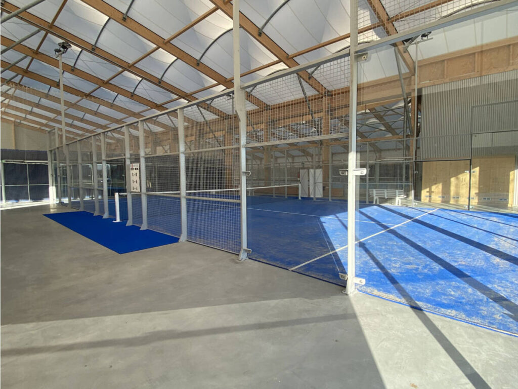 SMC2 designed and built a sports hall in Trélissac with 4 tennis courts and 2 padel courts, combining wood, steel and textile membranes.