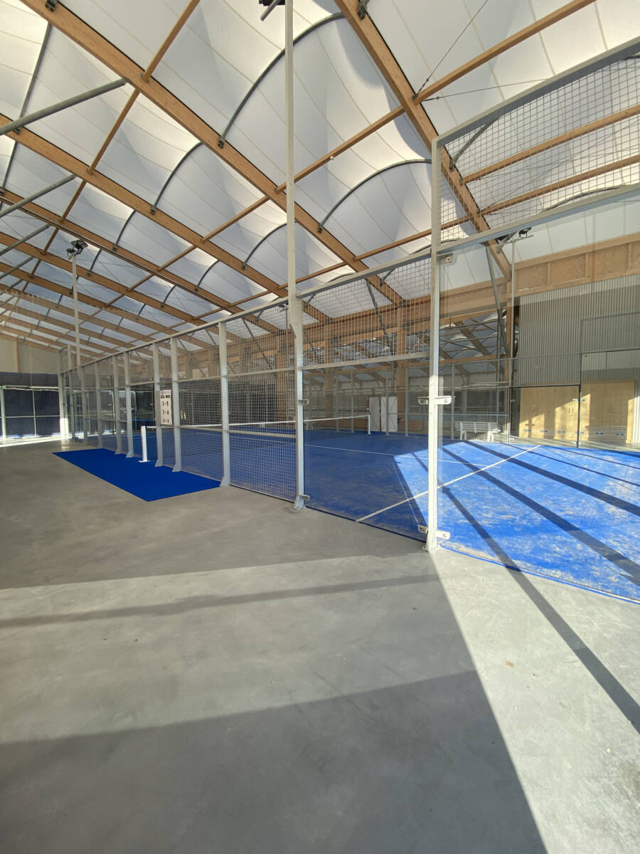 SMC2 carried out the renovation and extension of the departmental tennis centre in Trelissac with a construction of a tennis and padel hall.