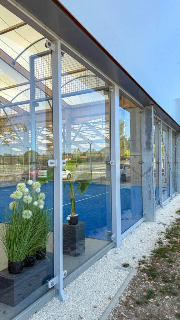 SMC2 designed and built a sports hall in Trélissac with 4 tennis courts and 2 padel courts, combining wood, steel and textile membranes.