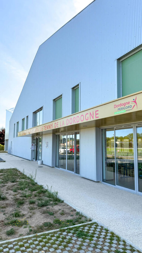 SMC2 designed and built a sports hall in Trélissac with 4 tennis courts and 2 padel courts, combining wood, steel and textile membranes.