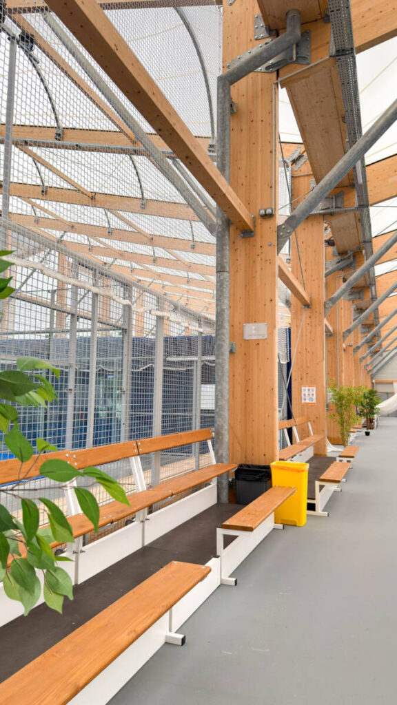 SMC2 designed and built a sports hall in Trélissac with 4 tennis courts and 2 padel courts, combining wood, steel and textile membranes.