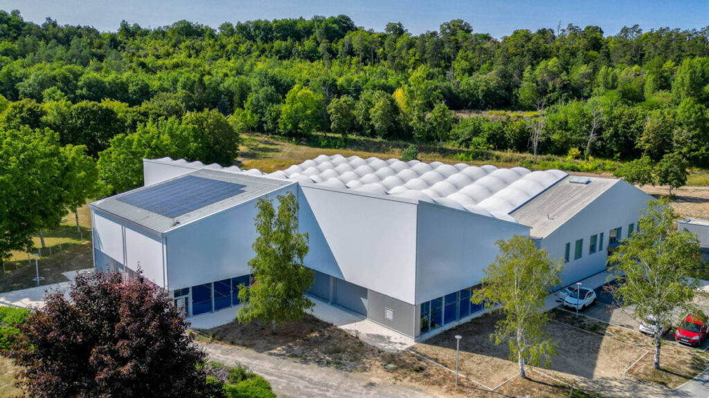SMC2 designed and built a sports hall in Trélissac with 4 tennis courts and 2 padel courts, combining wood, steel and textile membranes.