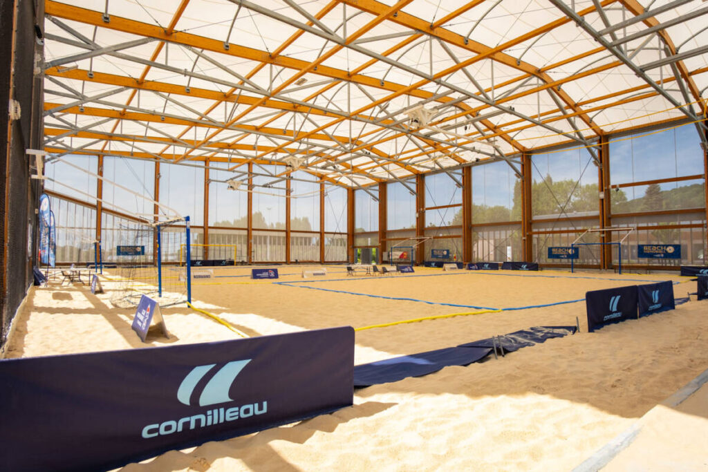 Discover the Houlgate sports canopy, featuring a hybrid structure, textile membrane, and motorized equipment for beach sports.