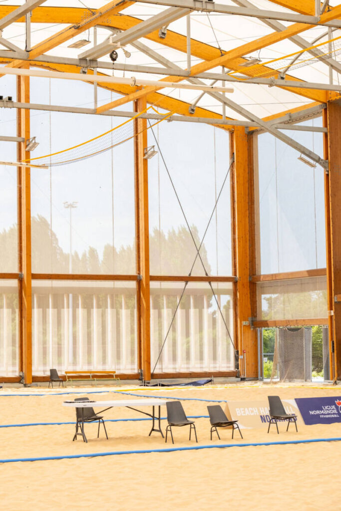 Discover the Houlgate sports canopy, featuring a hybrid structure, textile membrane, and motorized equipment for beach sports.