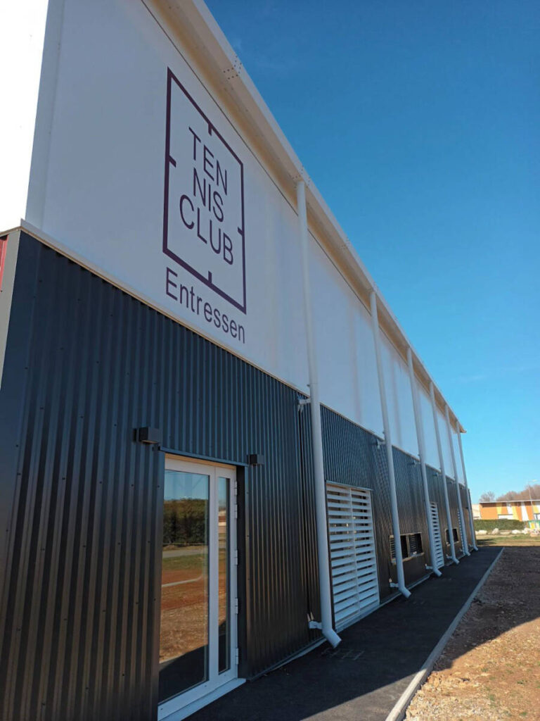 Construction of an innovative tennis complex in Entressen with digital reservation and access system Fit Arena by SCM2.