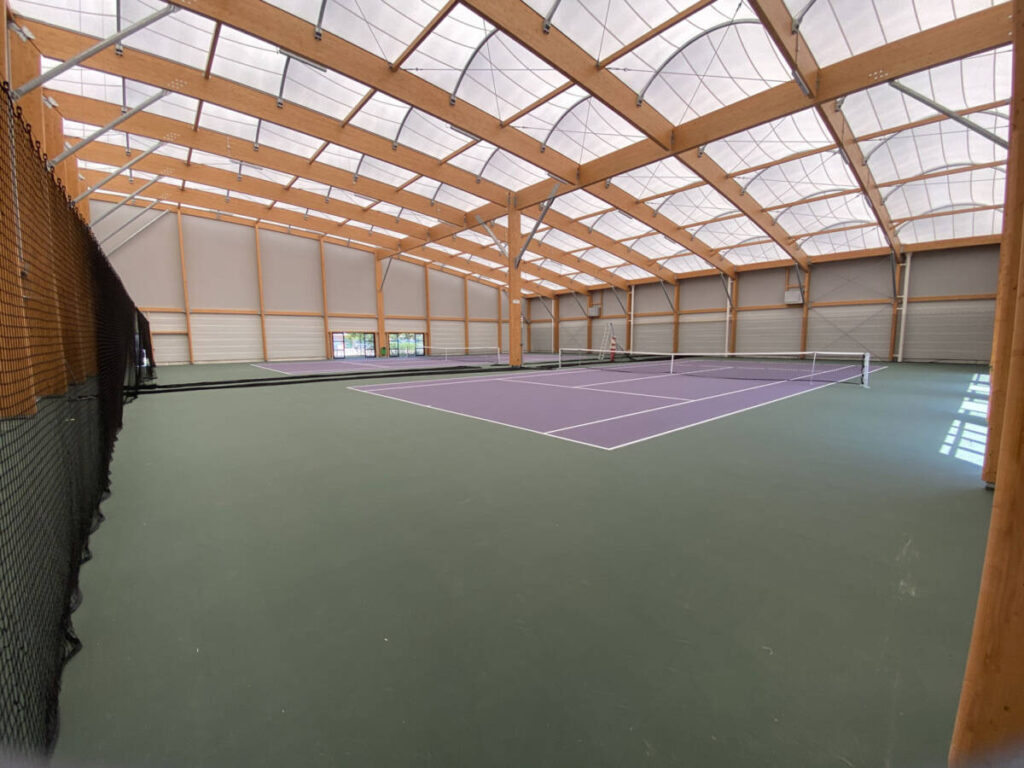 SMC2 is building two covered tennis courts in Douvaine, providing athletes with a new, modern, and comfortable playing space.