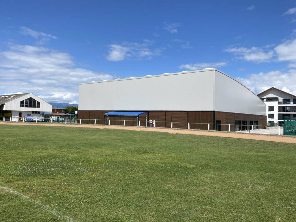 SMC2 is building two covered tennis courts in Douvaine, providing athletes with a new, modern, and comfortable playing space.