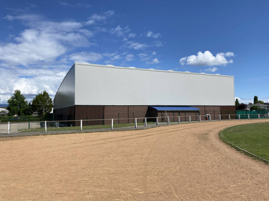 SMC2 is building two covered tennis courts in Douvaine, providing athletes with a new, modern, and comfortable playing space.