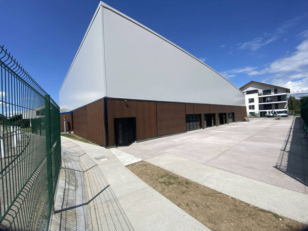 SMC2 is building two covered tennis courts in Douvaine, providing athletes with a new, modern, and comfortable playing space.