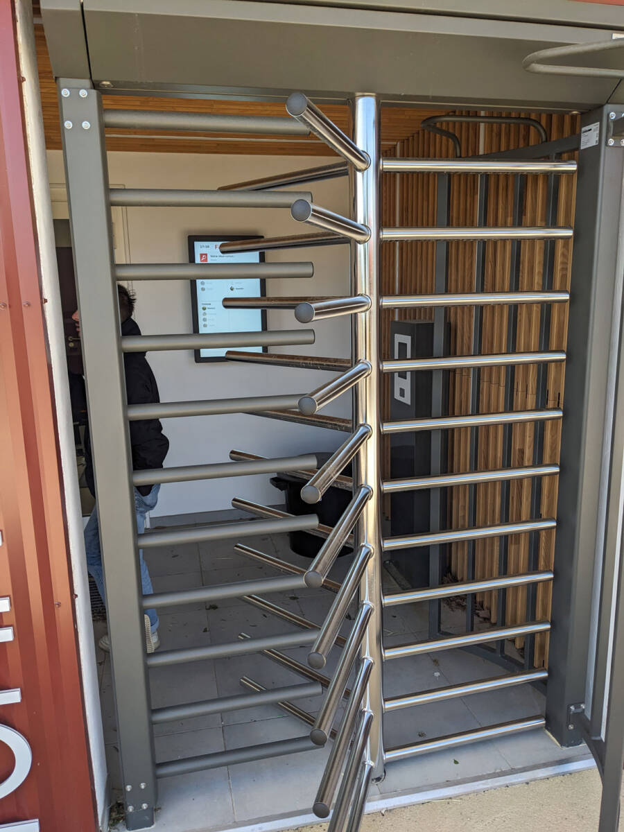 Construction of an innovative tennis complex in Entressen with digital reservation and access system Fit Arena by SCM2.