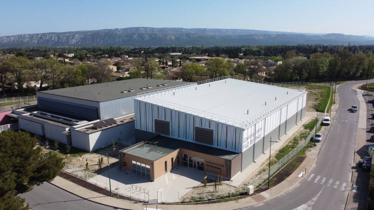Construction of a gymnasium in Sénas in France. A sustainable wooden building dedicated to basketball and handball.