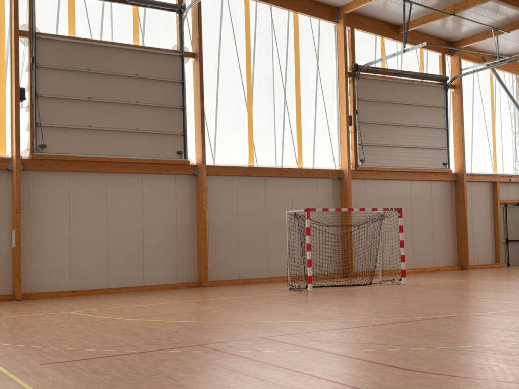 Construction of a gymnasium in Sénas in France. A sustainable wooden building dedicated to basketball and handball.