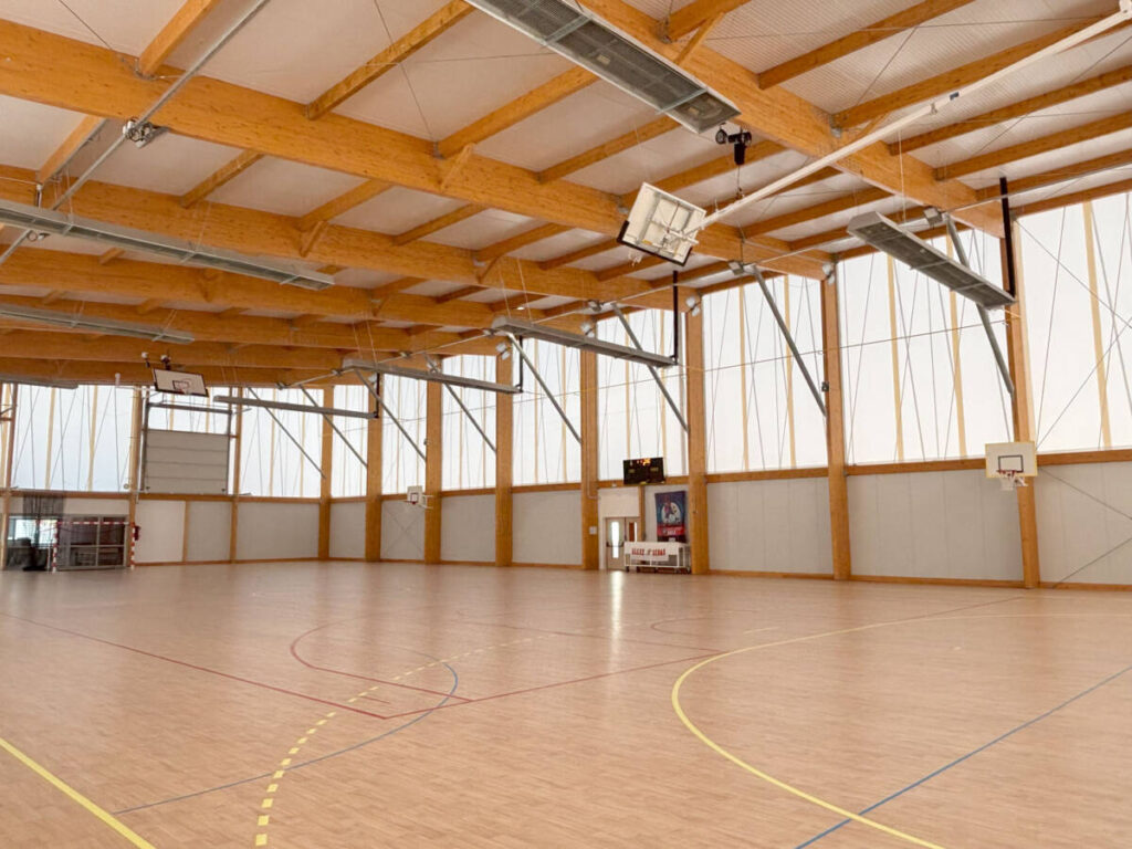 Construction of a gymnasium in Sénas in France. A sustainable wooden building dedicated to basketball and handball.