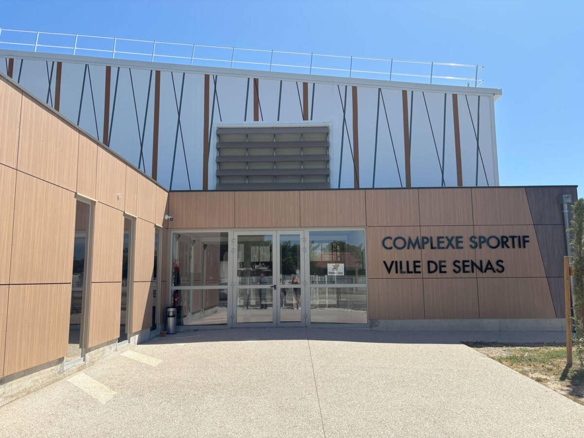 Construction of a gymnasium in Sénas in France. A sustainable wooden building dedicated to basketball and handball.